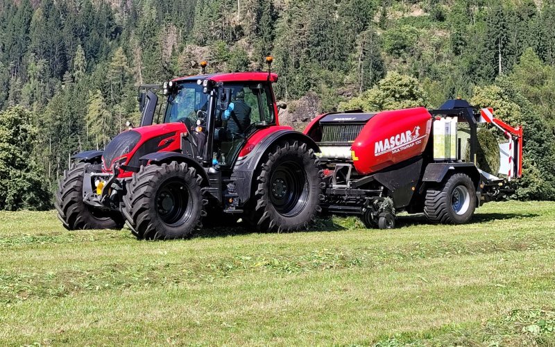 Mascar Multiwrap bale press and wrapper combination