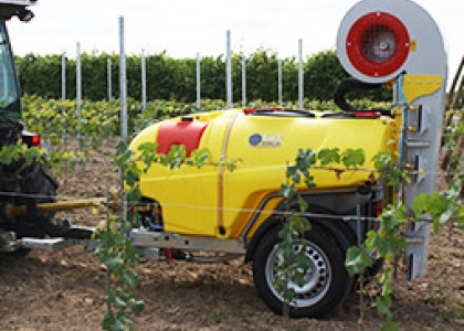 Nachläufersprühgerät mit Querstromgebläse